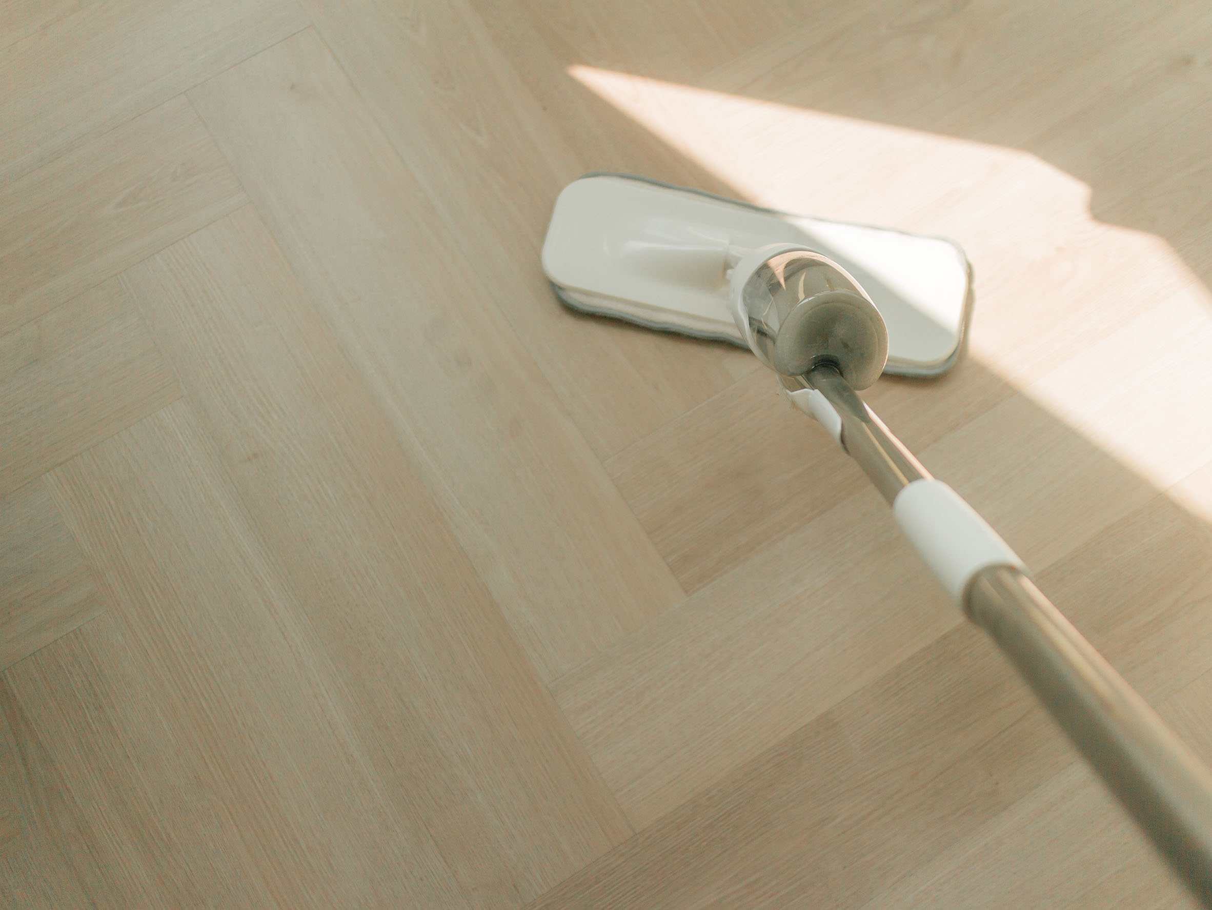 卡扣式地板安裝與清潔